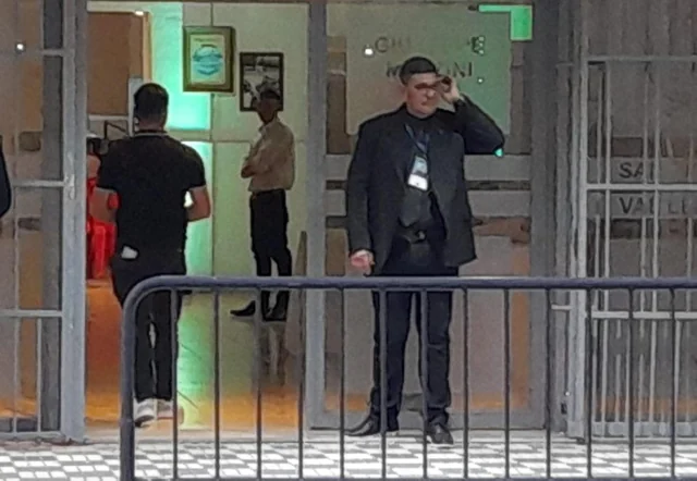 Personal de WOLF presente en el acceso a una instalación