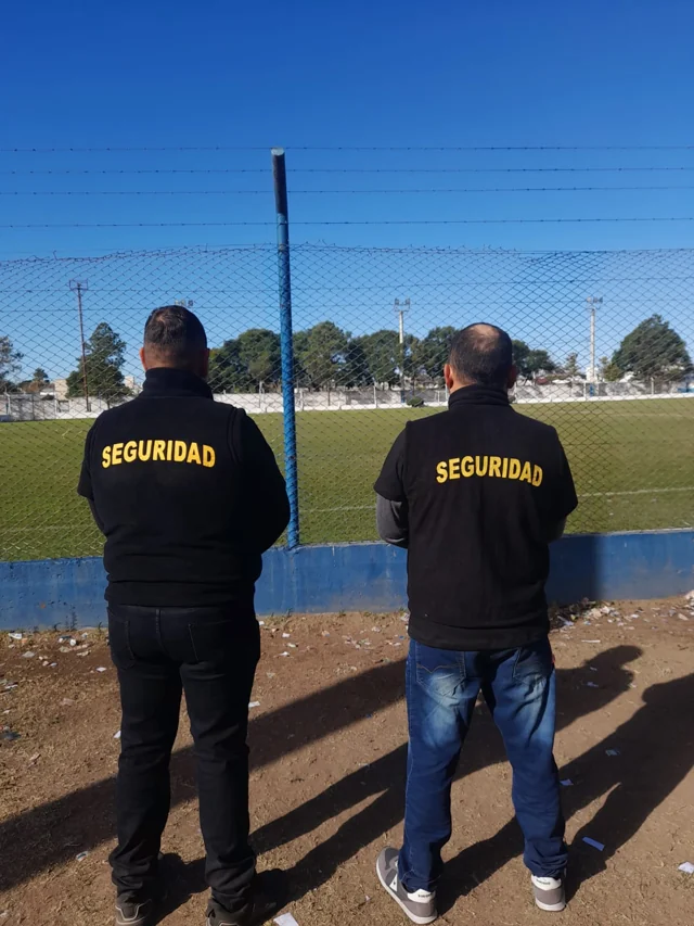 Dos integrantes de WOLF durante una cobertura deportiva