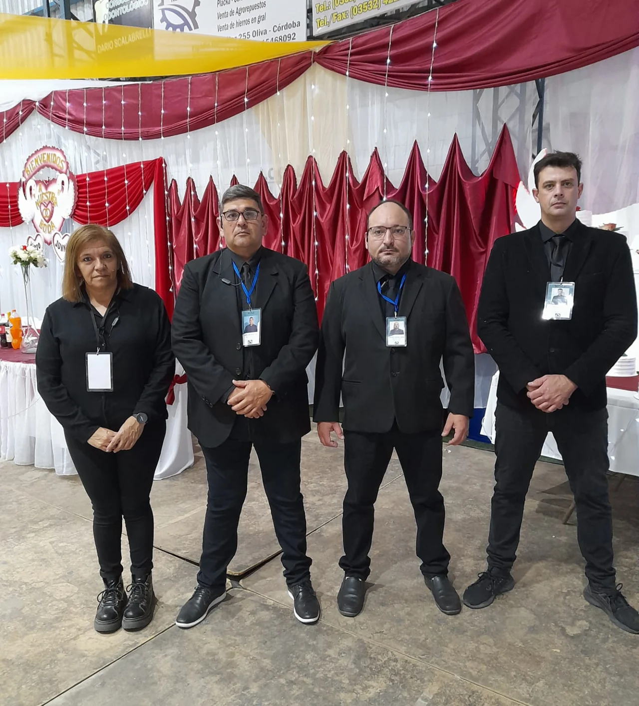 Equipo de WOLF Seguridad Privada con sus credenciales en una cobertura