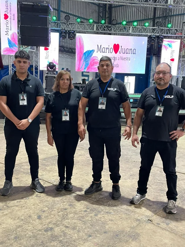 Cuatro integrantes de WOLF en un predio de eventos
