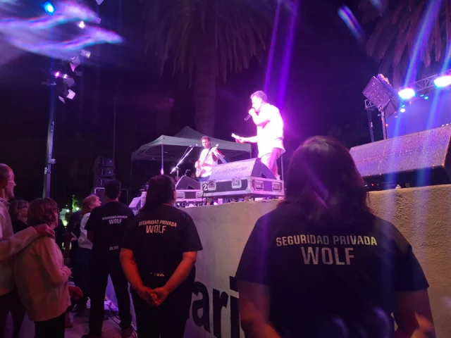 Equipo de seguridad acompañando un espectáculo en vivo