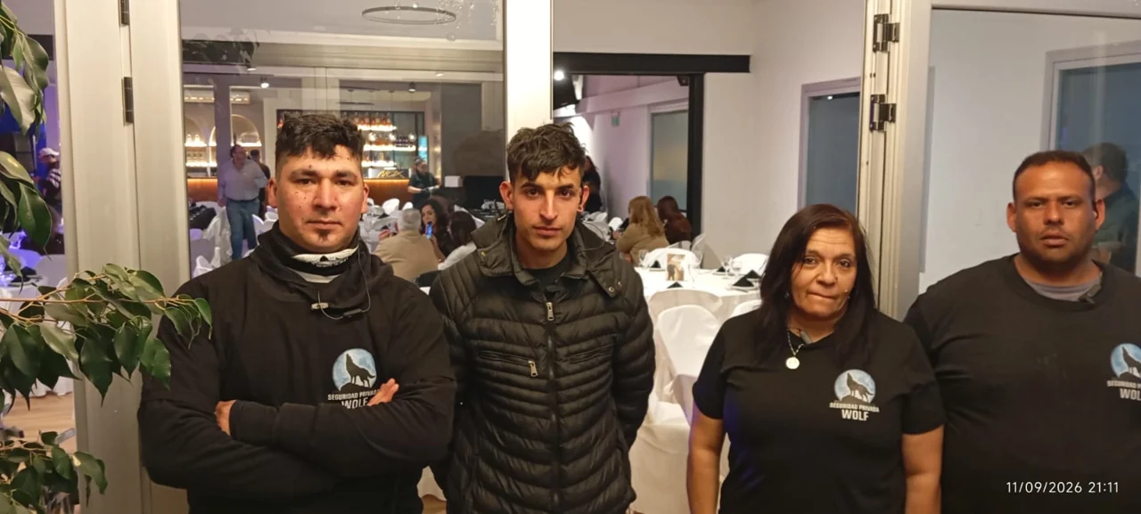 Integrantes del equipo WOLF reunidos durante un servicio