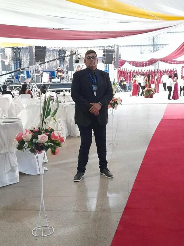 Integrante de WOLF preparado para un servicio en un evento social